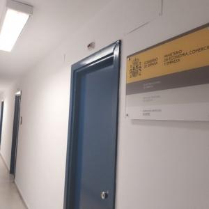 Placa cartel en metacrilato para La Secretaría de Estado de Comercio en Sevilla.
