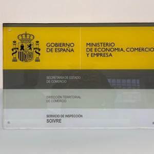 Placa cartel en metacrilato para La Secretaría de Estado de Comercio en Sevilla.