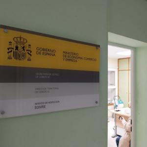 Placa cartel en metacrilato para La Secretaría de Estado de Comercio en Sevilla.