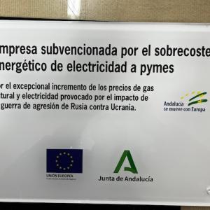 Placa de metacrilato A3 justificativa de la Ayuda sobrecoste energético de la Junta de Andalucía.