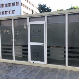 Rotulación de caseta oficina en vinilo ácido para la Universidad de Sevilla.