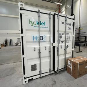 Rotulación de contenedor marítimo para H2B2 en Dos Hermanas Sevilla.