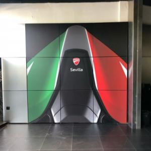 Rotulación de fotomural en impresión digital sobre vinilo laminado mate. Ducati Sevilla.