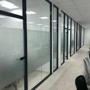 Rotulación de mamparas en vinilos ácido plata para oficinas. Dos Hermanas Sevilla.