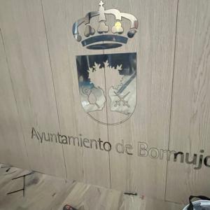 Rótulo en acero inoxidable recortado para teatro de Bormujos en Sevilla.