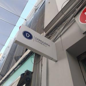 Rótulo banderola en doble bandeja plegada para Cerrajería Gamero en Dos Hermanas Sevilla.