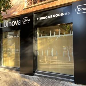 Rótulo cajas luminosas con textos calados, metacrilato y led. Cocinas Dinova en Sevilla.