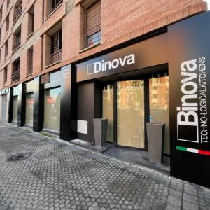 Rótulo cajas luminosas con textos calados, metacrilato y led. Cocinas Dinova en Sevilla.