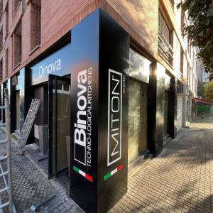 Rótulo cajas luminosas con textos calados, metacrilato y led. Cocinas Dinova en Sevilla.