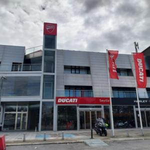 Rótulo cajas luminosas con textos calados, metacrilato y led. Ducati en Sevilla.
