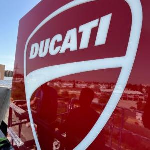 Rótulo cajas luminosas con textos calados, metacrilato y led. Ducati en Sevilla.
