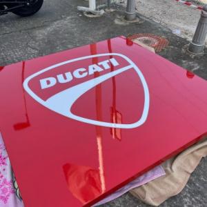 Rótulo cajas luminosas con textos calados, metacrilato y led. Ducati en Sevilla.
