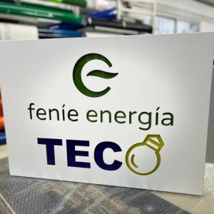 Rótulo cartel banderola a doble cara con textos calados. Teco en Sevilla.