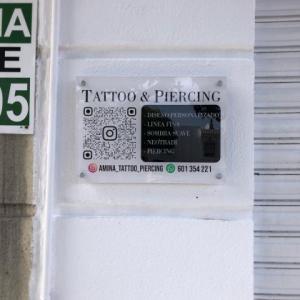 Rótulo cartel en metacrilato para horario. Amina Tatto en Montequinto Dos Hermanas.