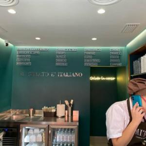 Rótulo letras corpóreas en aluminio lacado y frente de metacrilato e iluminadas con led. Mito helado italiano en Sevilla.