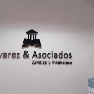 Rótulo en Letras recortadas en pvc lacado para Álvarez y Asociados en Sevilla.