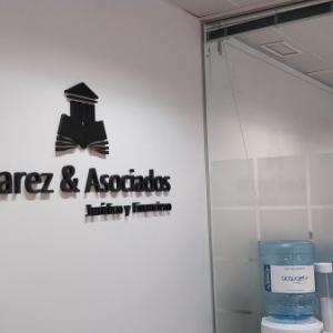 Rótulo en Letras recortadas en pvc lacado para Álvarez y Asociados en Sevilla.