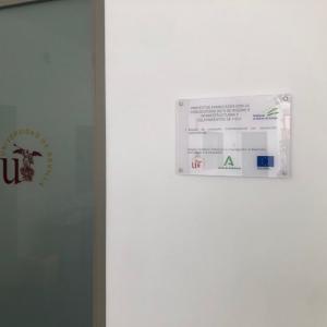Rótulo en placa de metacrilato rotulada a la inversa. Fondos Feder para la Universidad de Sevilla.