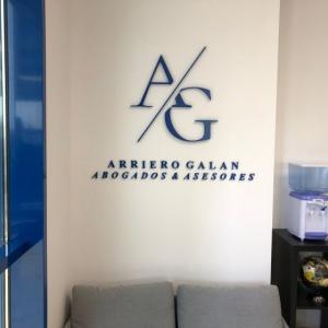 Rótulo en pvc lacado para decoración de interior. Abogado pedro Arriero en Sevilla.