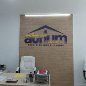 Rótulo en pvc lacado para decoración de interior. Inmobiliaria Atrium en Sevilla.