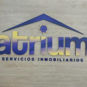 Rótulo en pvc lacado para decoración de interior. Inmobiliaria Atrium en Sevilla.