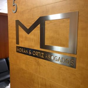 Rótulo recortado en chapa de acero inoxidable para interior. Morán & Ortíz Abogados en Sevilla.