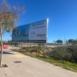 Valla cartel de 14x4 m de obra con infografía en impresión digital sobre composite. Para Exxacon Linvig Entrenúcleos Dos Hermanas Sevilla. 